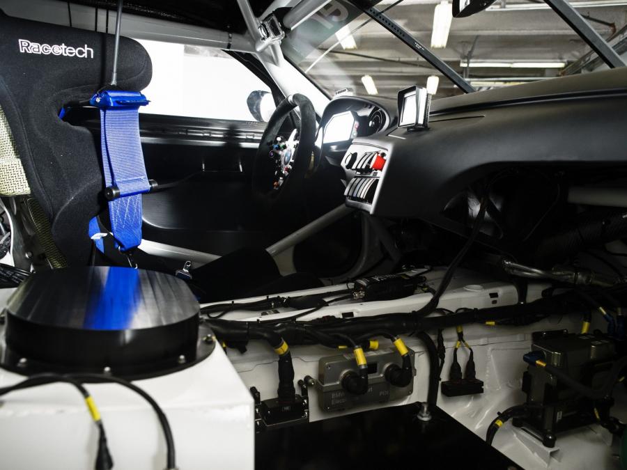 Интерьер BMW Z4 GTE 2013 года  (фото 34 из 37)